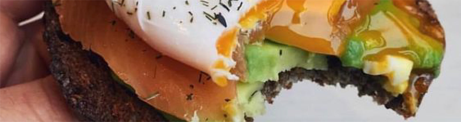 Tostadas con salmón ahumado y huevo pochado