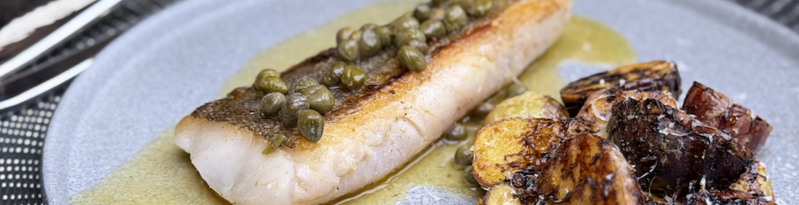 Merluza South Wind a la mantequilla de alcaparras y limón
