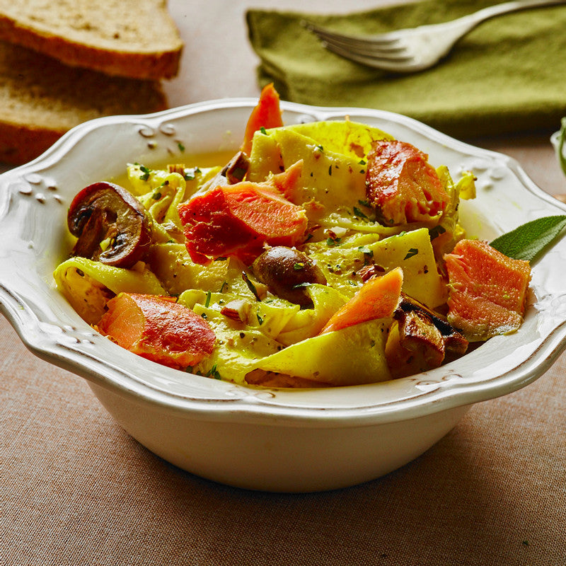 Recorte de salmón ahumado en caliente