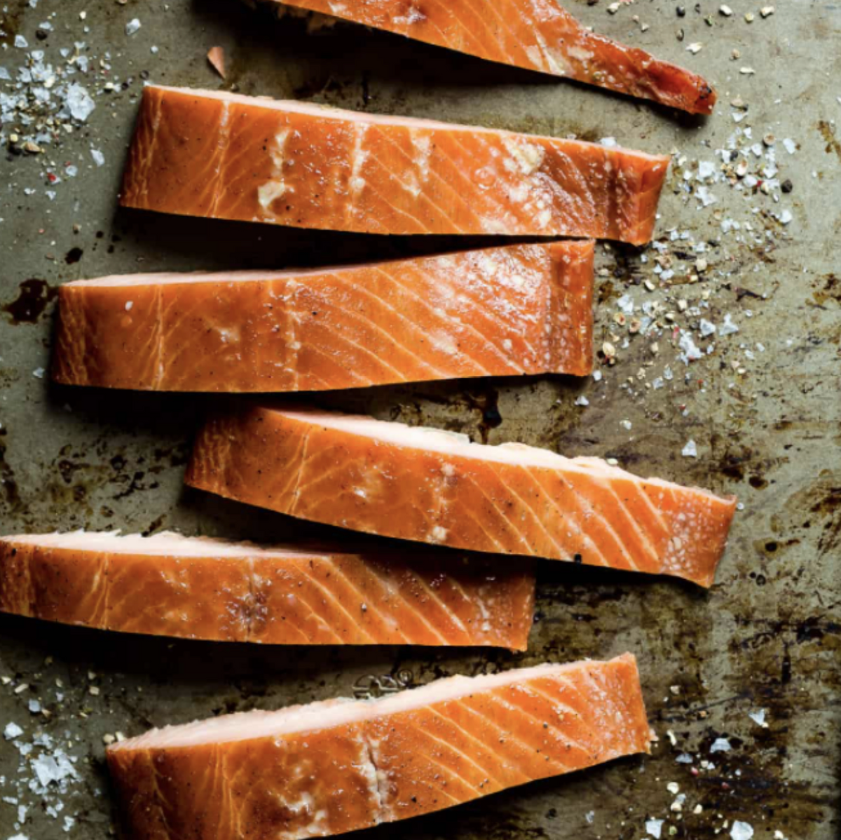 Salmón ahumado en caliente filete rebanado